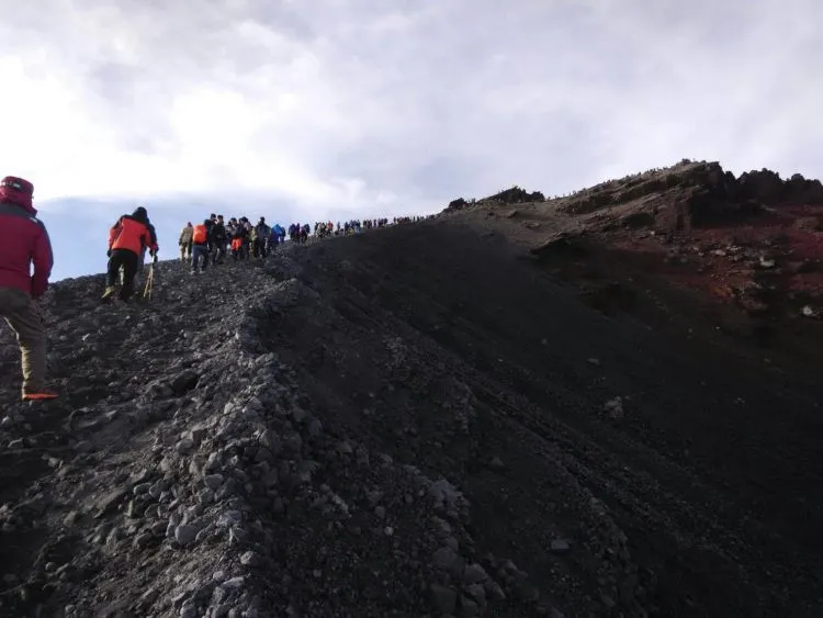 Gunung Macet Juga Kalau Libur Panjang. Ketika Kemacetan Jakarta Pindah ke Puncak Rinjani! 11