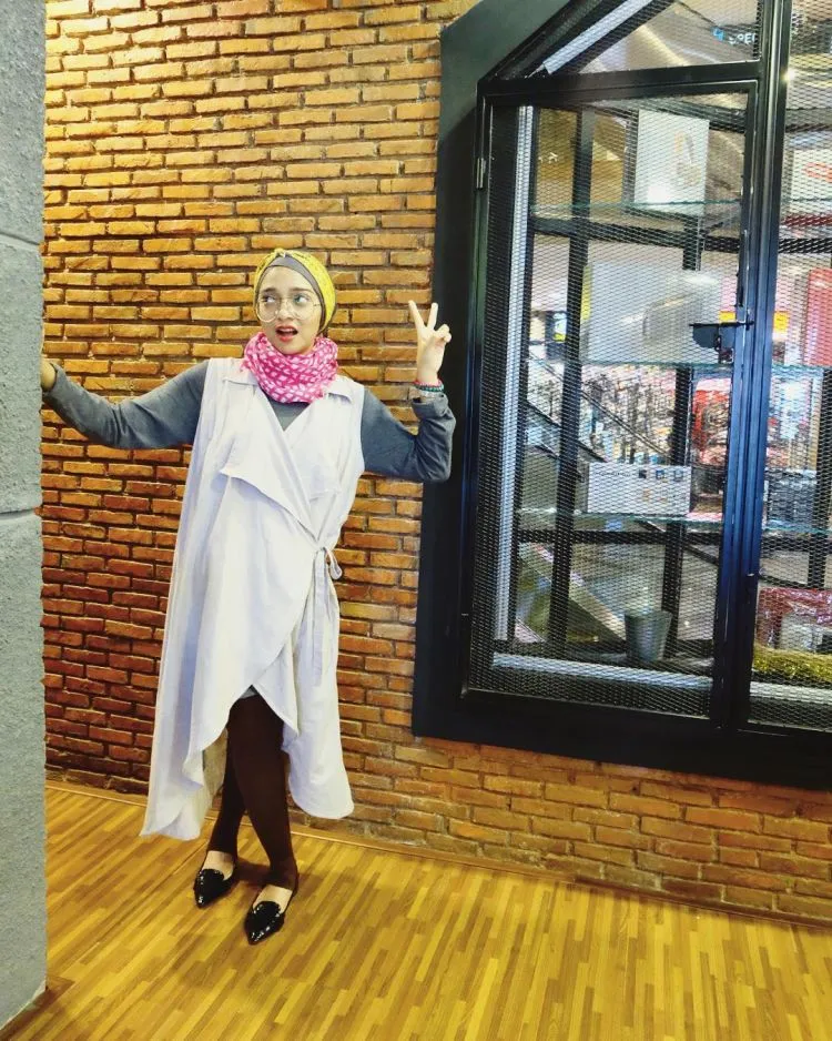 Tren Fesyen Hijab Turban ala Chikita Fawzi, Musisi dan Animator Stylish yang Penuh Inspirasi 22
