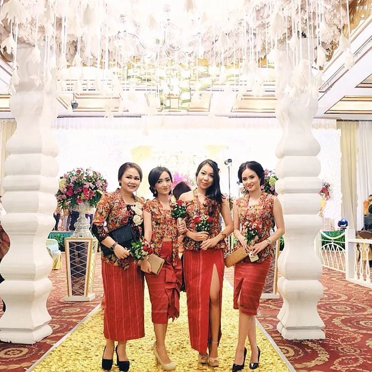 17 Kebaya Bunga-bunga yang Buatmu Makin Elegan. Ke Kondangan Maupun Wisuda Tetap Maksimal Menawannya 32