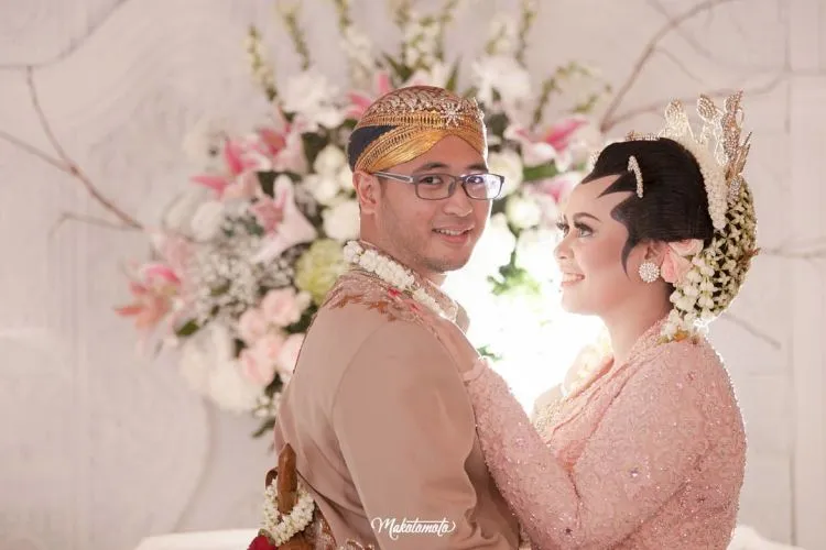 Calon Mempelai yang Berbahagia, 17 Inspirasi Kebaya dan Beskap Ini Bisa Kamu Contek 30