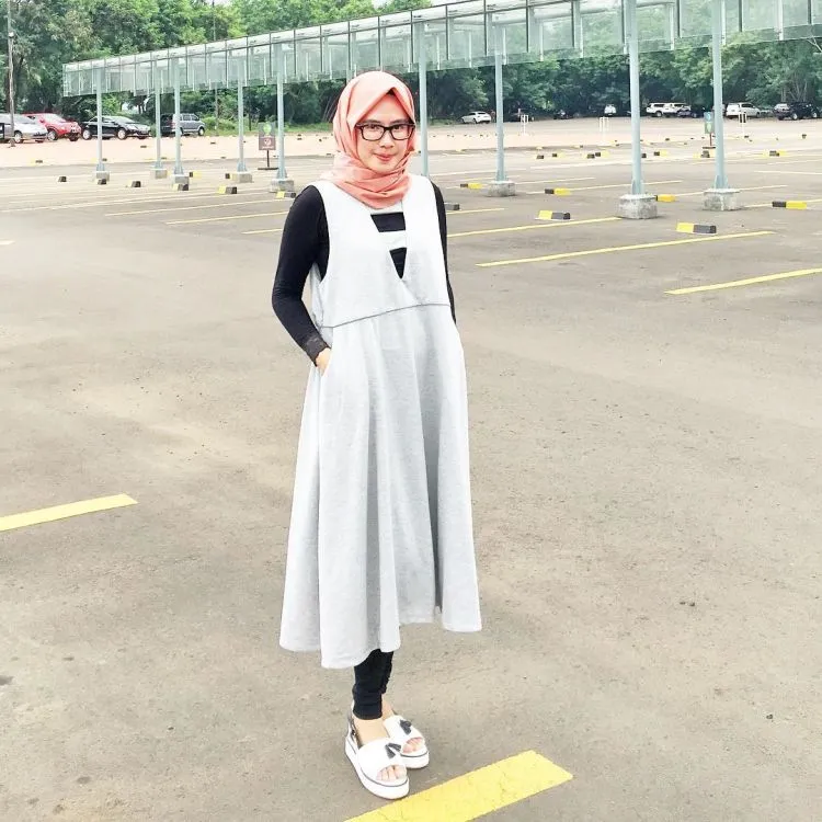 Mulai Cowok Santai Hingga Cewek Berhijab, 17 Inspirasi Bergaya Ala Anak Sekolah Ini Layak Dicoba! 33