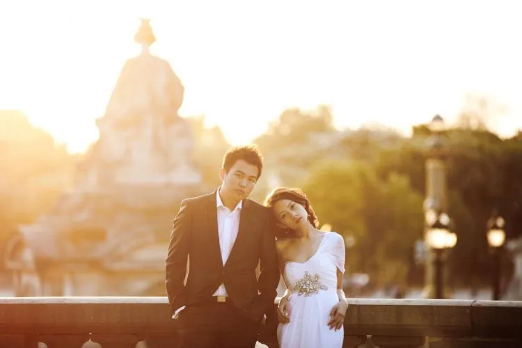 17 Foto Romantis yang Membuktikan Bahwa Foto Prewedding yang Dilakukan Kala Senja Itu Luar Biasa 32