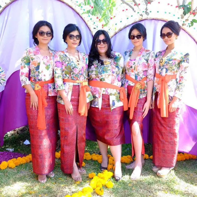 17 Kebaya Bunga-bunga yang Buatmu Makin Elegan. Ke Kondangan Maupun Wisuda Tetap Maksimal Menawannya 33