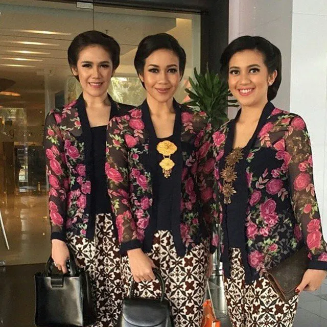 17 Kebaya Bunga-bunga yang Buatmu Makin Elegan. Ke Kondangan Maupun Wisuda Tetap Maksimal Menawannya 34