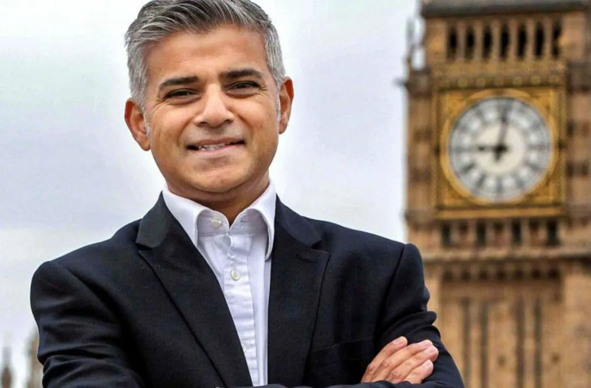 Dilantik Sebagai Wali Kota Muslim Pertama di London, Sadiq Khan Terpaksa Bawa Al-Quran Sendiri.