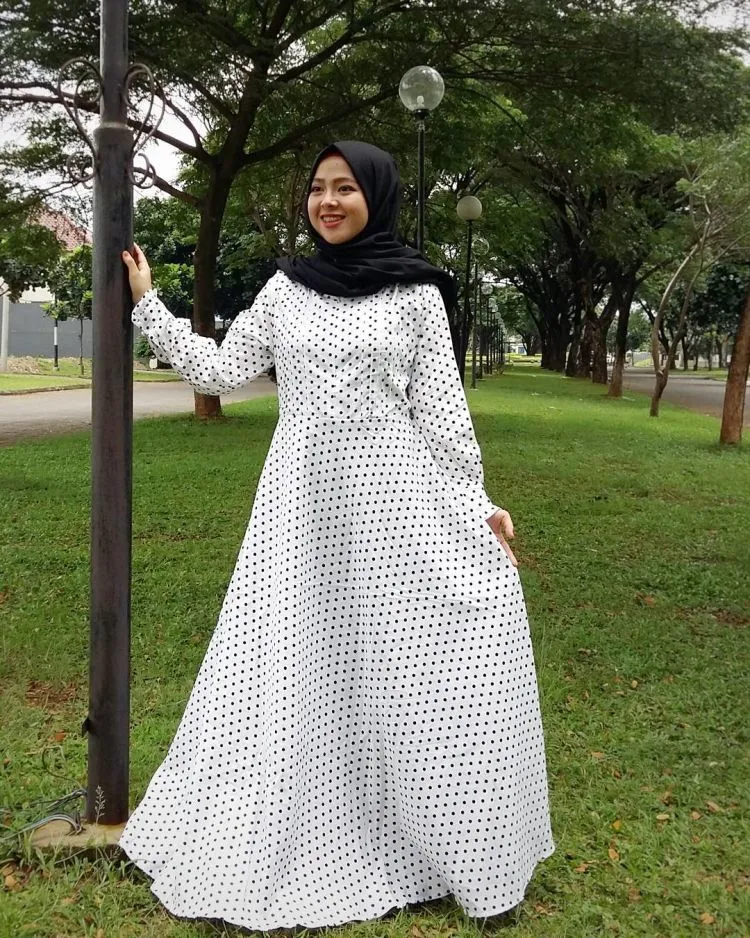 Biar Nggak Kayak Mbak Kunti, 17 Paduan Simple Baju Putih-putih Ini Wajib Buat Dicontek! 34