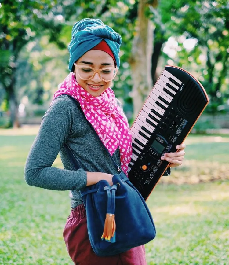 Tren Fesyen Hijab Turban ala Chikita Fawzi, Musisi dan Animator Stylish yang Penuh Inspirasi 18