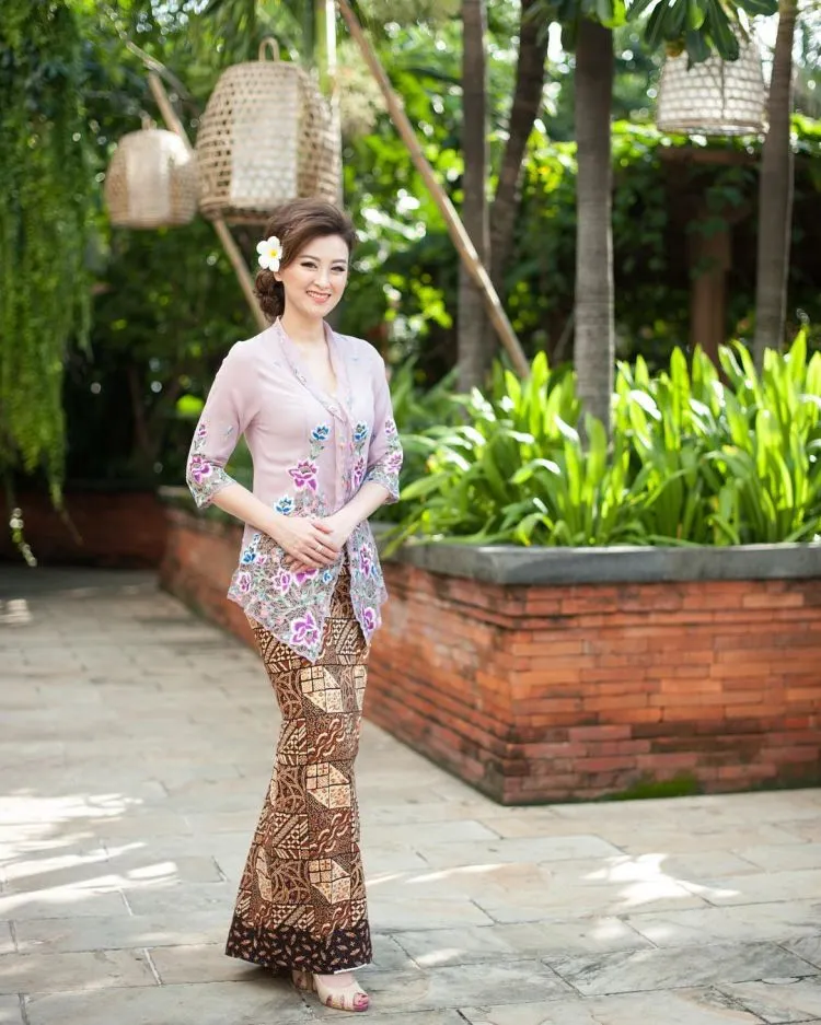 17 Kebaya Bunga-bunga yang Buatmu Makin Elegan. Ke Kondangan Maupun Wisuda Tetap Maksimal Menawannya 19