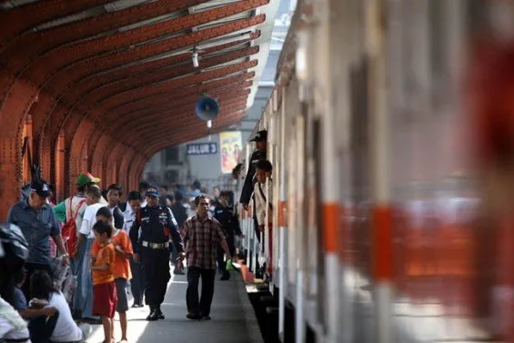 Stasiun Punya Cerita di Tiap Sudutnya. Pertemuan Hingga Perpisahan, dari Senyuman hingga Tangisan... 9