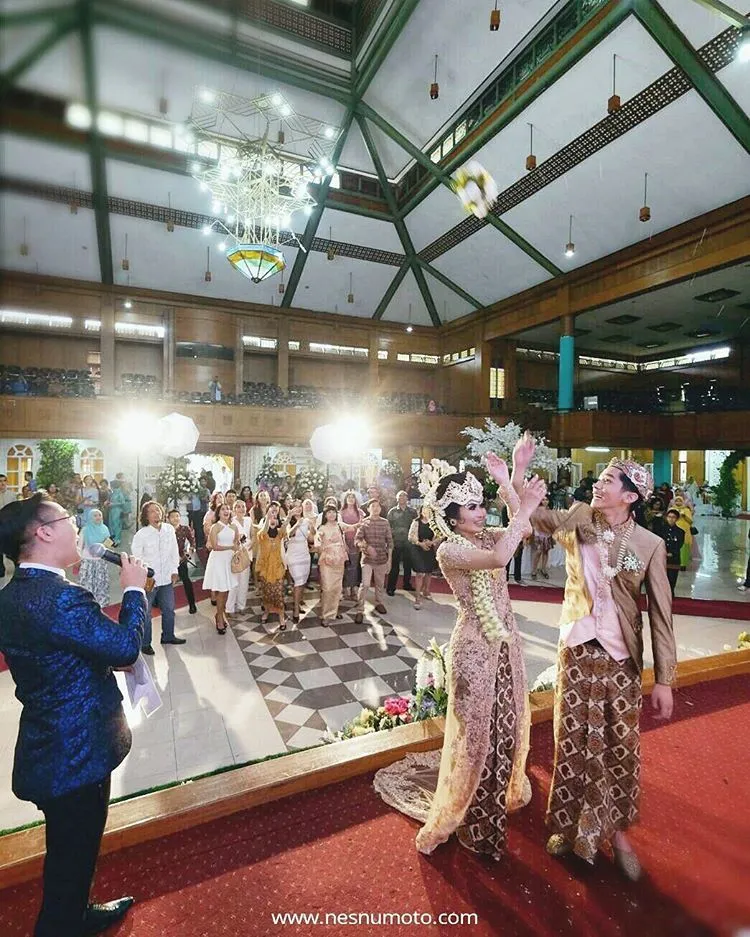 Calon Mempelai yang Berbahagia, 17 Inspirasi Kebaya dan Beskap Ini Bisa Kamu Contek 27