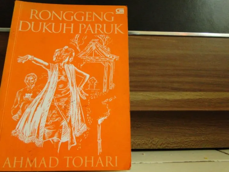 Sebelum Ikutan Ribut Soal Palu Arit, Coba Perluas Wawasanmu Dengan Membaca 7 Novel Ini Dulu! 9