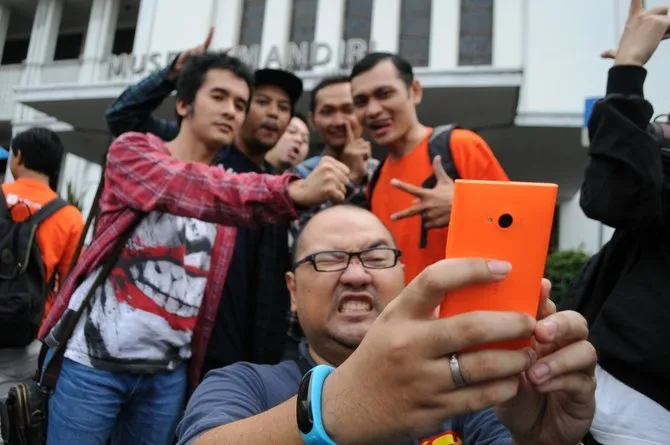 12 Perasaan Khas Kamu Si Pegawai Kantoran, yang Harus Ikhlas Tua di Jalan 26
