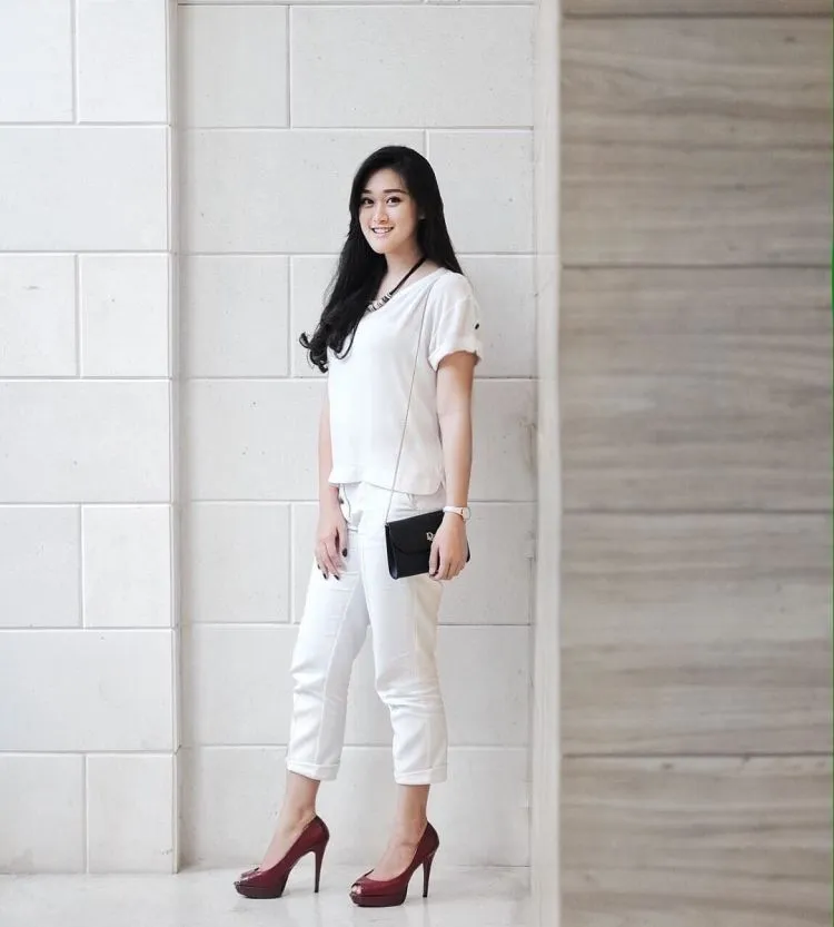 Biar Nggak Kayak Mbak Kunti, 17 Paduan Simple Baju Putih-putih Ini Wajib Buat Dicontek! 18