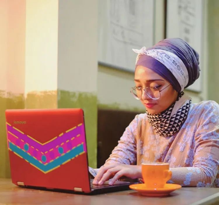 Tren Fesyen Hijab Turban ala Chikita Fawzi, Musisi dan Animator Stylish yang Penuh Inspirasi 19