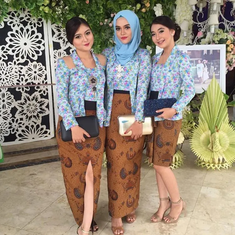 17 Kebaya Bunga-bunga yang Buatmu Makin Elegan. Ke Kondangan Maupun Wisuda Tetap Maksimal Menawannya 20