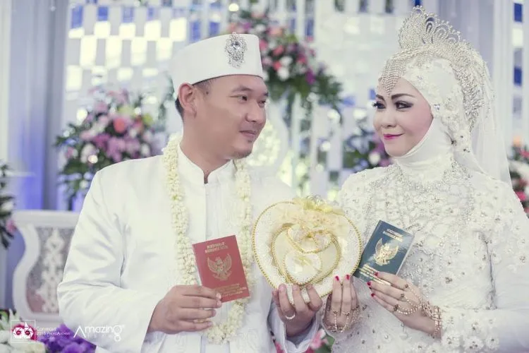 Calon Mempelai yang Berbahagia, 17 Inspirasi Kebaya dan Beskap Ini Bisa Kamu Contek 17