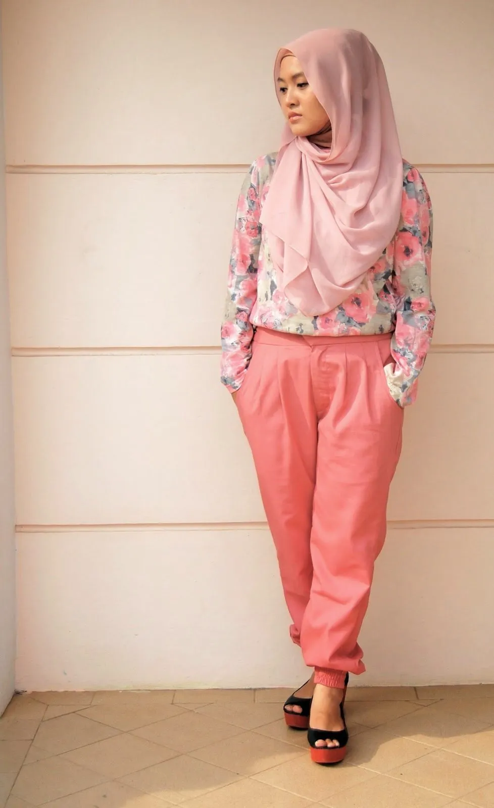 Tanpa Meniru Dian Pelangi, Tampil Berhijab dan Berwarna pun Bisa Kamu Kreasikan Dengan Gaya Sendiri! 12