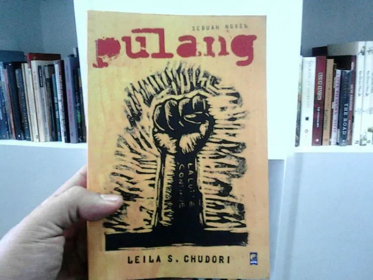 Sebelum Ikutan Ribut Soal Palu Arit, Coba Perluas Wawasanmu Dengan Membaca 7 Novel Ini Dulu! 10
