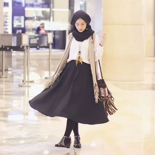 Manfaatkan Bajumu dengan Maksimal. 8 Gaya Rok Atau Dress Midi yang Tetap Buat Penampilan Hijabmu Sopan 13