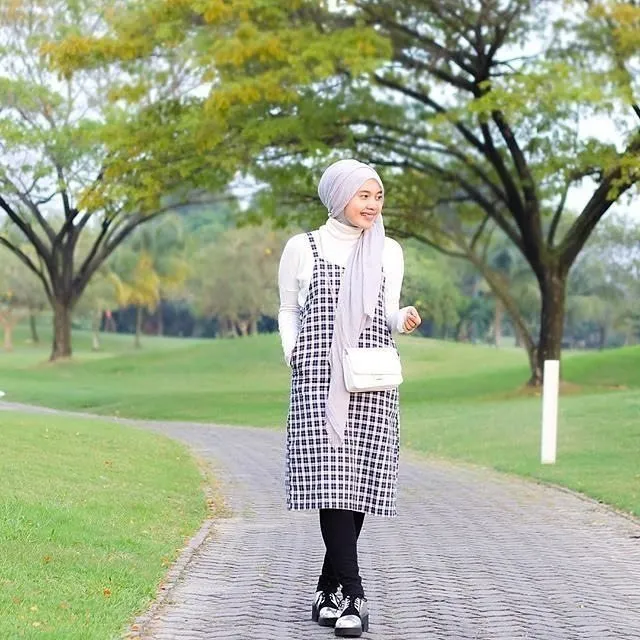 Dress tak Melulu Feminin Lho. 9 Style Dress Simpel yang Bisa Dicoba Oleh Si Tomboy 15