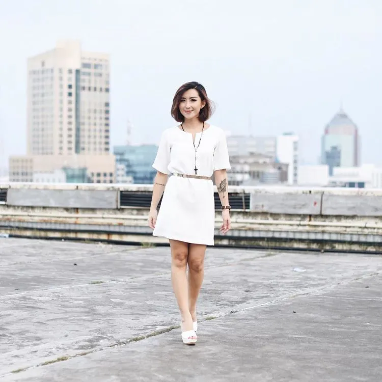 Biar Nggak Kayak Mbak Kunti, 17 Paduan Simple Baju Putih-putih Ini Wajib Buat Dicontek! 19