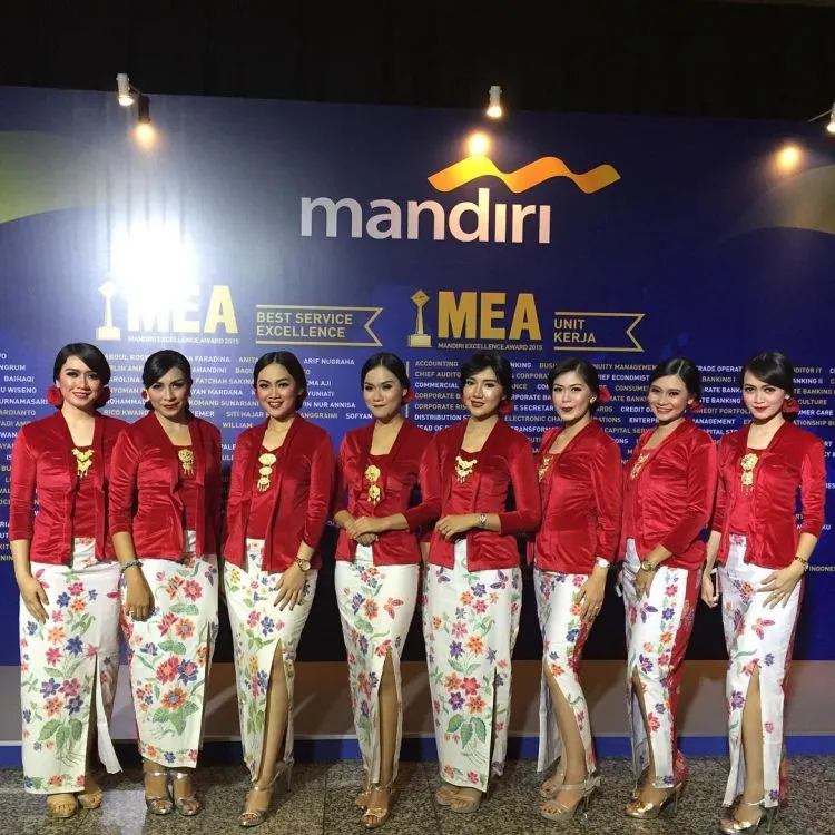 17 Kebaya Bunga-bunga yang Buatmu Makin Elegan. Ke Kondangan Maupun Wisuda Tetap Maksimal Menawannya 21