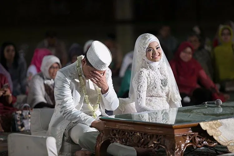 Calon Mempelai yang Berbahagia, 17 Inspirasi Kebaya dan Beskap Ini Bisa Kamu Contek 18