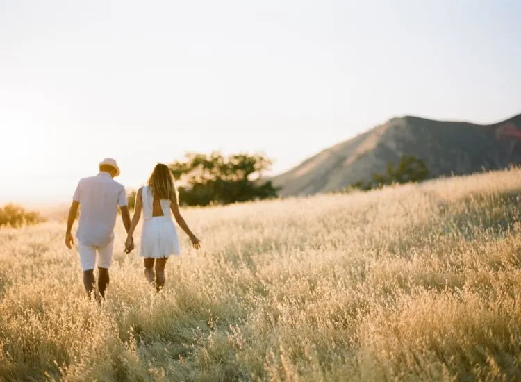 17 Foto Romantis yang Membuktikan Bahwa Foto Prewedding yang Dilakukan Kala Senja Itu Luar Biasa 21