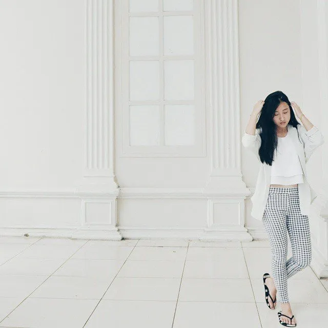 Biar Nggak Kayak Mbak Kunti, 17 Paduan Simple Baju Putih-putih Ini Wajib Buat Dicontek! 20
