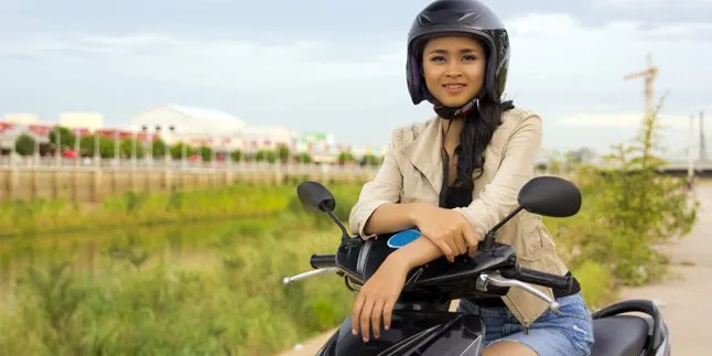 Goodbye Rambut dan Hijab Berantakan Gegara Helm, Asal 8 Tips Penyelamat Ini Kamu Lakoni 12