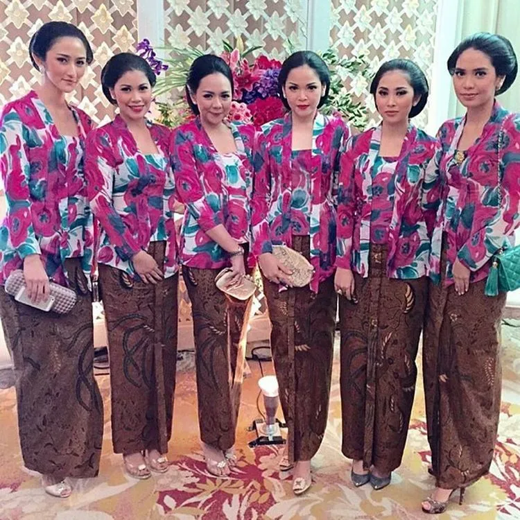 17 Kebaya Bunga-bunga yang Buatmu Makin Elegan. Ke Kondangan Maupun Wisuda Tetap Maksimal Menawannya 22