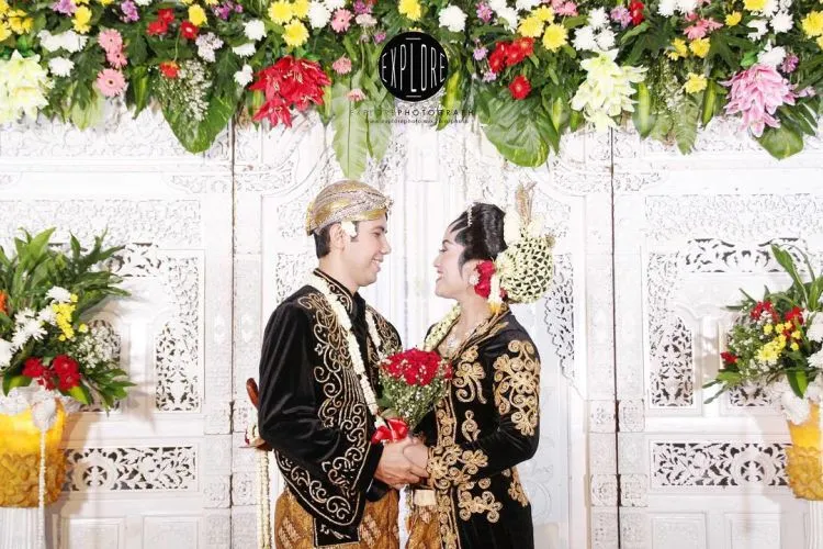 Calon Mempelai yang Berbahagia, 17 Inspirasi Kebaya dan Beskap Ini Bisa Kamu Contek 22