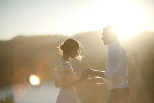 17 Foto Romantis yang Membuktikan Bahwa Foto Prewedding yang Dilakukan Kala Senja Itu Luar Biasa 22