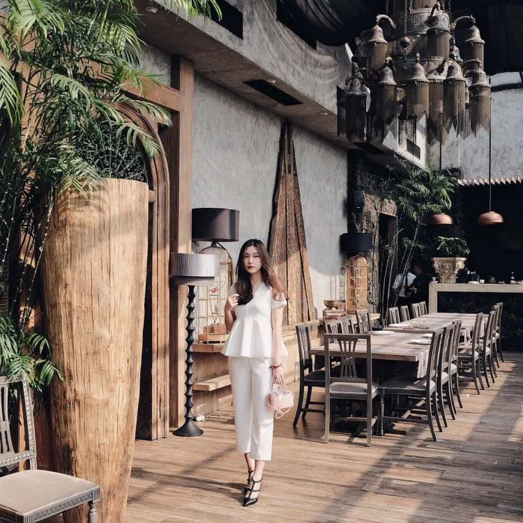 Biar Nggak Kayak Mbak Kunti, 17 Paduan Simple Baju Putih-putih Ini Wajib Buat Dicontek! 21