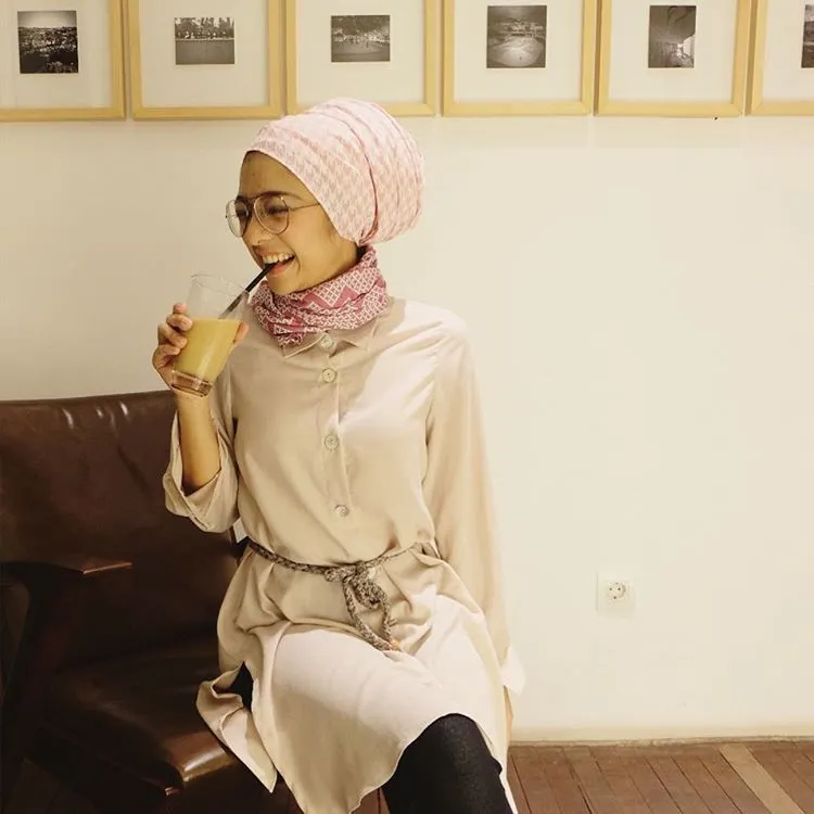 Tren Fesyen Hijab Turban ala Chikita Fawzi, Musisi dan Animator Stylish yang Penuh Inspirasi 23