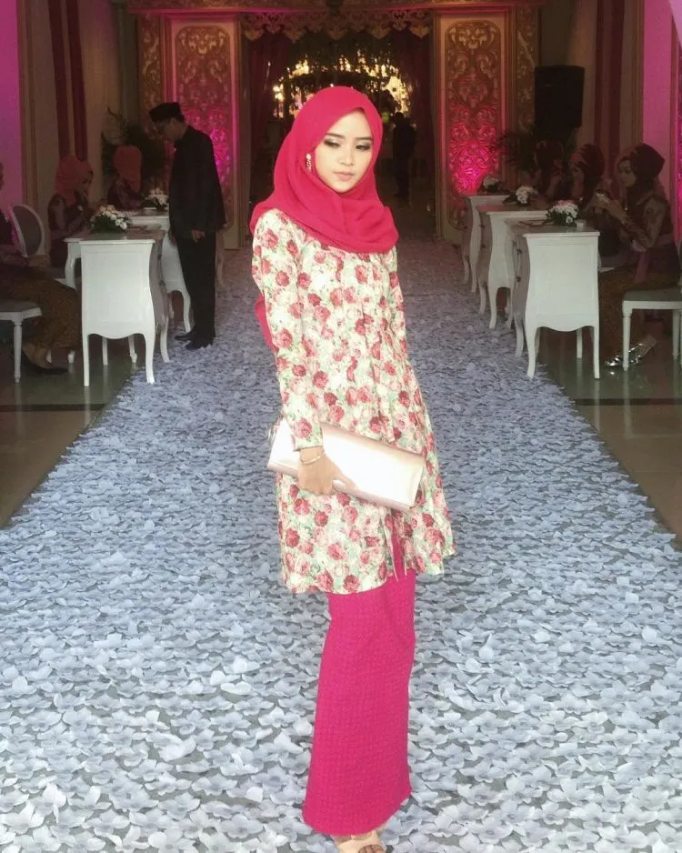 17 Kebaya Bunga-bunga yang Buatmu Makin Elegan. Ke Kondangan Maupun Wisuda Tetap Maksimal Menawannya 23