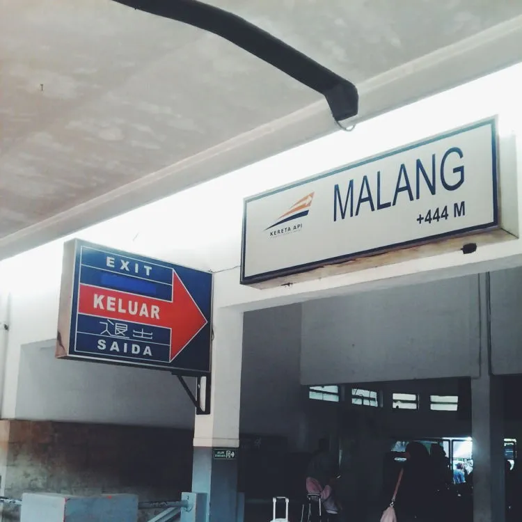 Stasiun Punya Cerita di Tiap Sudutnya. Pertemuan Hingga Perpisahan, dari Senyuman hingga Tangisan... 13