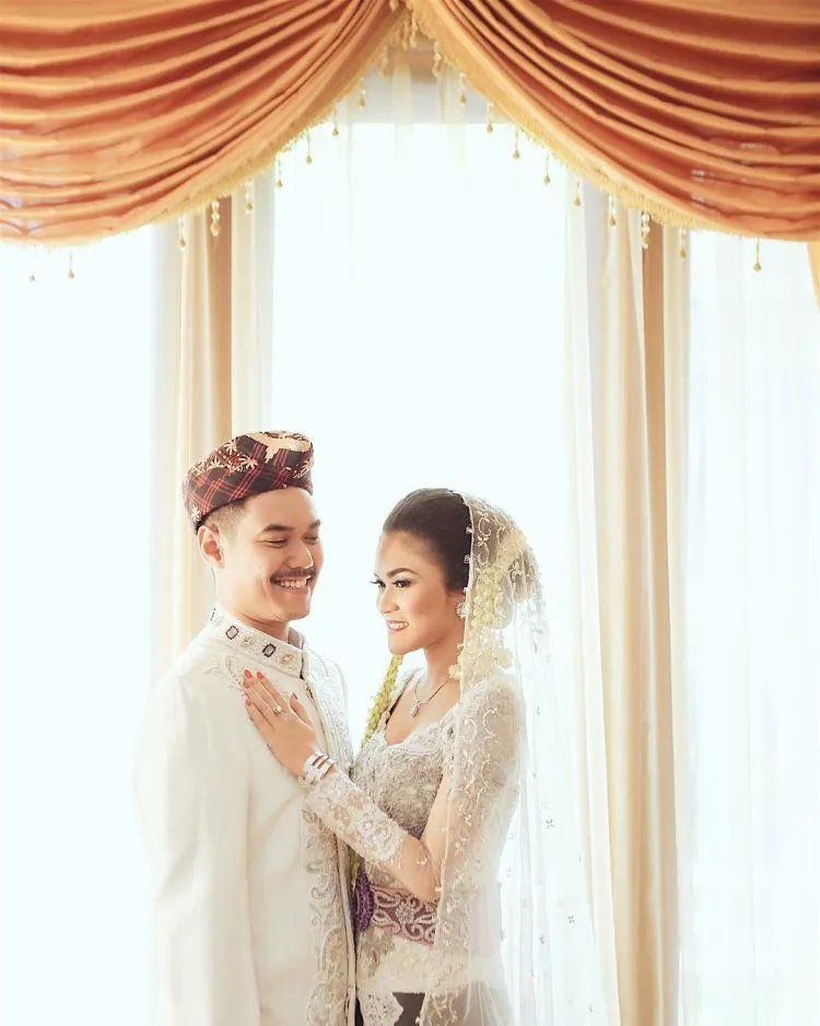 Calon Mempelai yang Berbahagia, 17 Inspirasi Kebaya dan Beskap Ini Bisa Kamu Contek 19