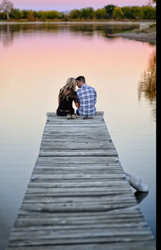 17 Foto Romantis yang Membuktikan Bahwa Foto Prewedding yang Dilakukan Kala Senja Itu Luar Biasa 23