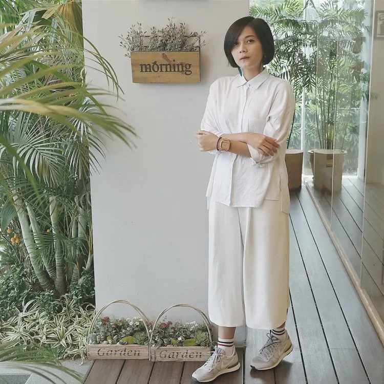 Biar Nggak Kayak Mbak Kunti, 17 Paduan Simple Baju Putih-putih Ini Wajib Buat Dicontek! 22