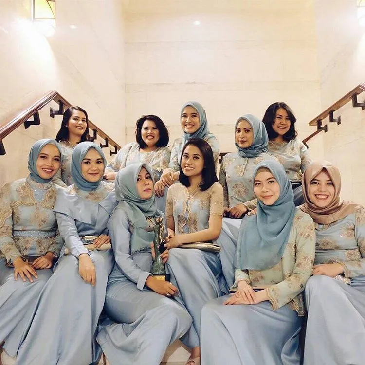 17 Kebaya Bunga-bunga yang Buatmu Makin Elegan. Ke Kondangan Maupun Wisuda Tetap Maksimal Menawannya 24