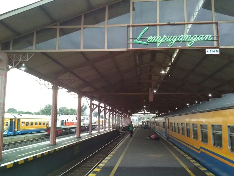 Stasiun Punya Cerita di Tiap Sudutnya. Pertemuan Hingga Perpisahan, dari Senyuman hingga Tangisan... 14