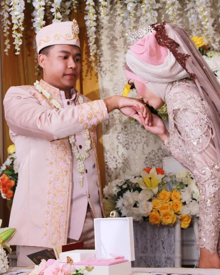 Calon Mempelai yang Berbahagia, 17 Inspirasi Kebaya dan Beskap Ini Bisa Kamu Contek 29