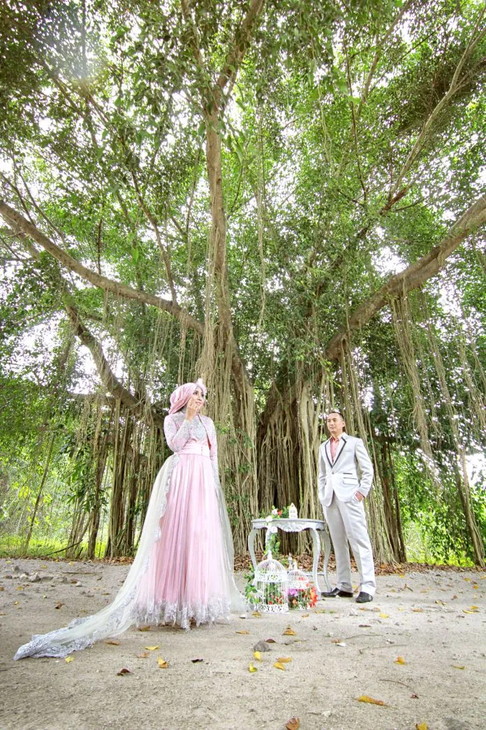 9 Inspirasi Pose Prewedding Tanpa Bersentuhan. Santunnya Dapat, Instagramable Jelas! 16