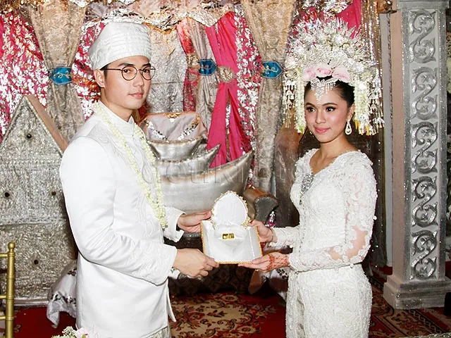 Sudah Ataupun Belum Punya Calon, 6 Inspirasi Kebaya Putih Ini Layak Disimpan Buat Busana Pengantinmu. 11