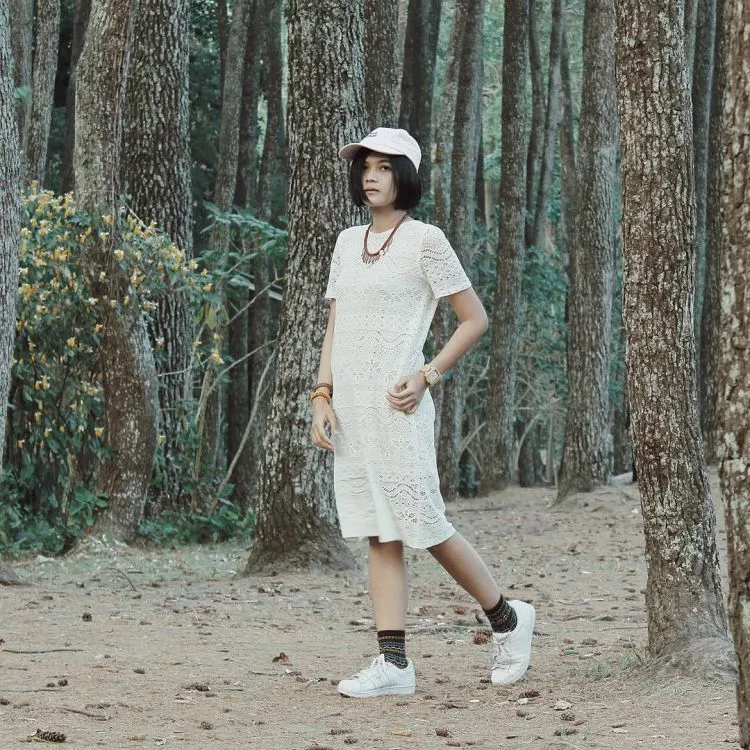 Biar Nggak Kayak Mbak Kunti, 17 Paduan Simple Baju Putih-putih Ini Wajib Buat Dicontek! 23