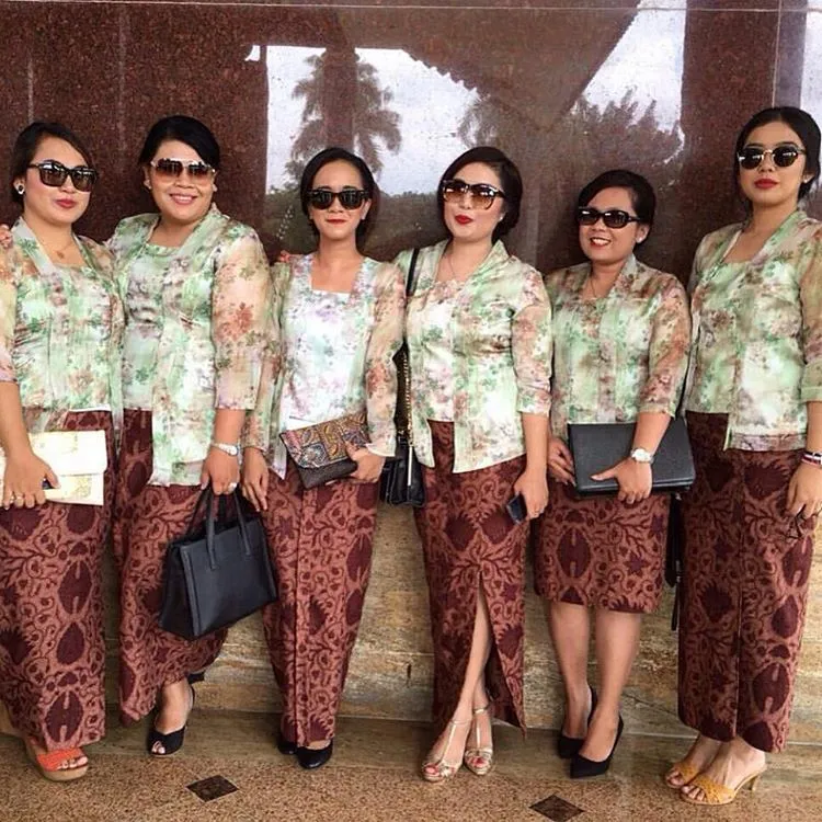 17 Kebaya Bunga-bunga yang Buatmu Makin Elegan. Ke Kondangan Maupun Wisuda Tetap Maksimal Menawannya 25