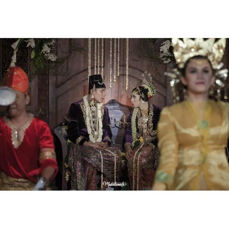 Calon Mempelai yang Berbahagia, 17 Inspirasi Kebaya dan Beskap Ini Bisa Kamu Contek 24