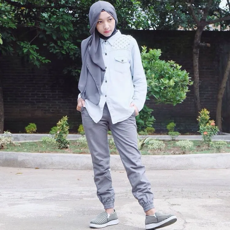 11 Ide Kemeja Polos dengan Kesan Santai yang Nggak Terlalu Formal. Wajib Dicoba! 19