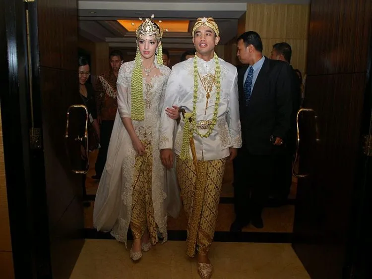 Sudah Ataupun Belum Punya Calon, 6 Inspirasi Kebaya Putih Ini Layak Disimpan Buat Busana Pengantinmu. 8